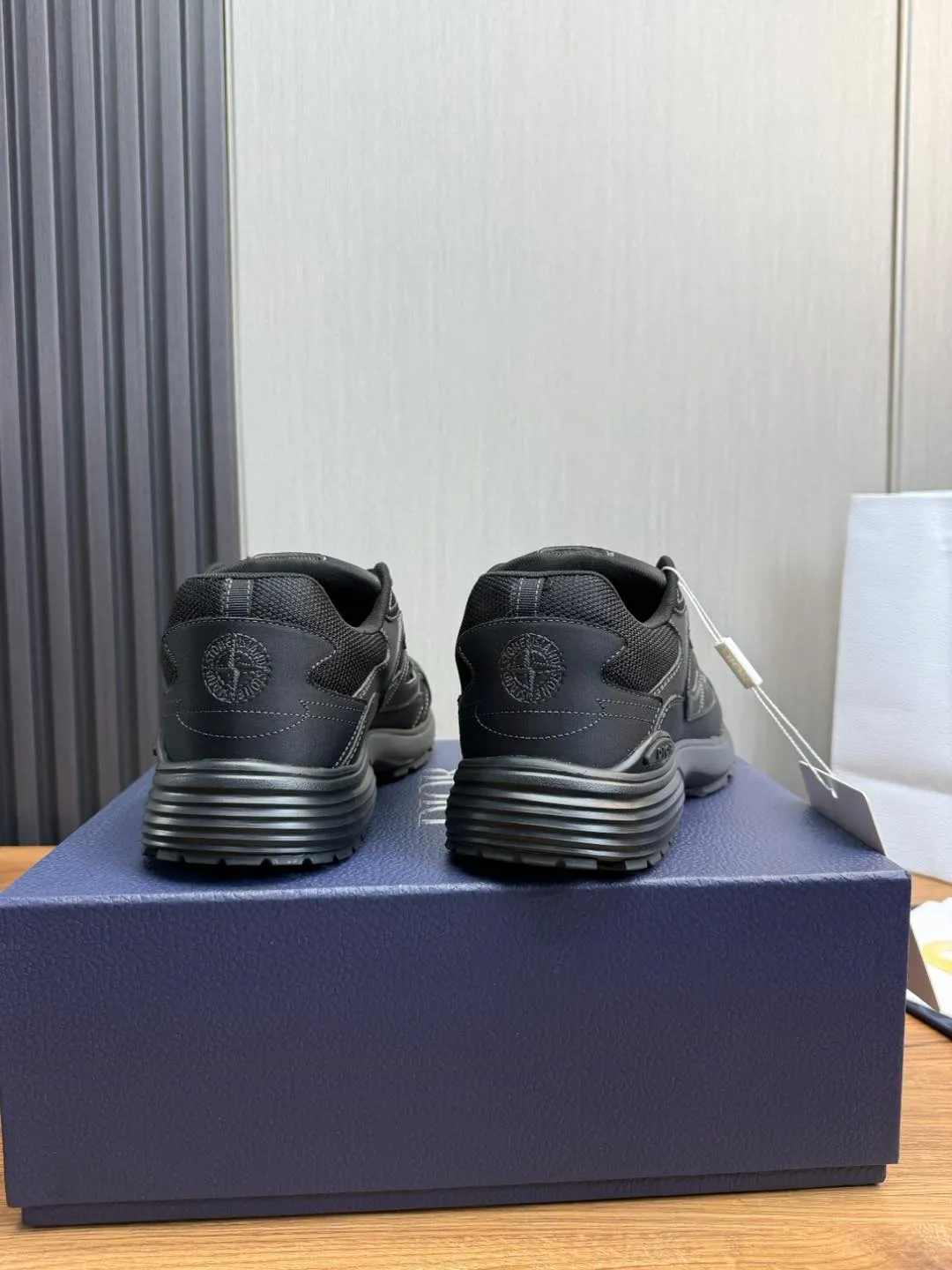 Men's men's shoes💰740💰 Dior's new B30 couple 👫 low-top sneakers, the highest version on the market✅ are carefully made of gray mesh fabric and white technical fabric, decorated with reflective "CD30" graphic logo, and "DIO~B30" and "CD30" logos on the heel and tongue. An extra-light, sculpted rubber sole with signature accents adds style, while internal stretch details create ideal comfort. It can be matched with various casual styles to show the fashionable and modern sports style〰️ Size: 35-40 (customized at 40 for women) 39-45 (customized at 38.45 for men)